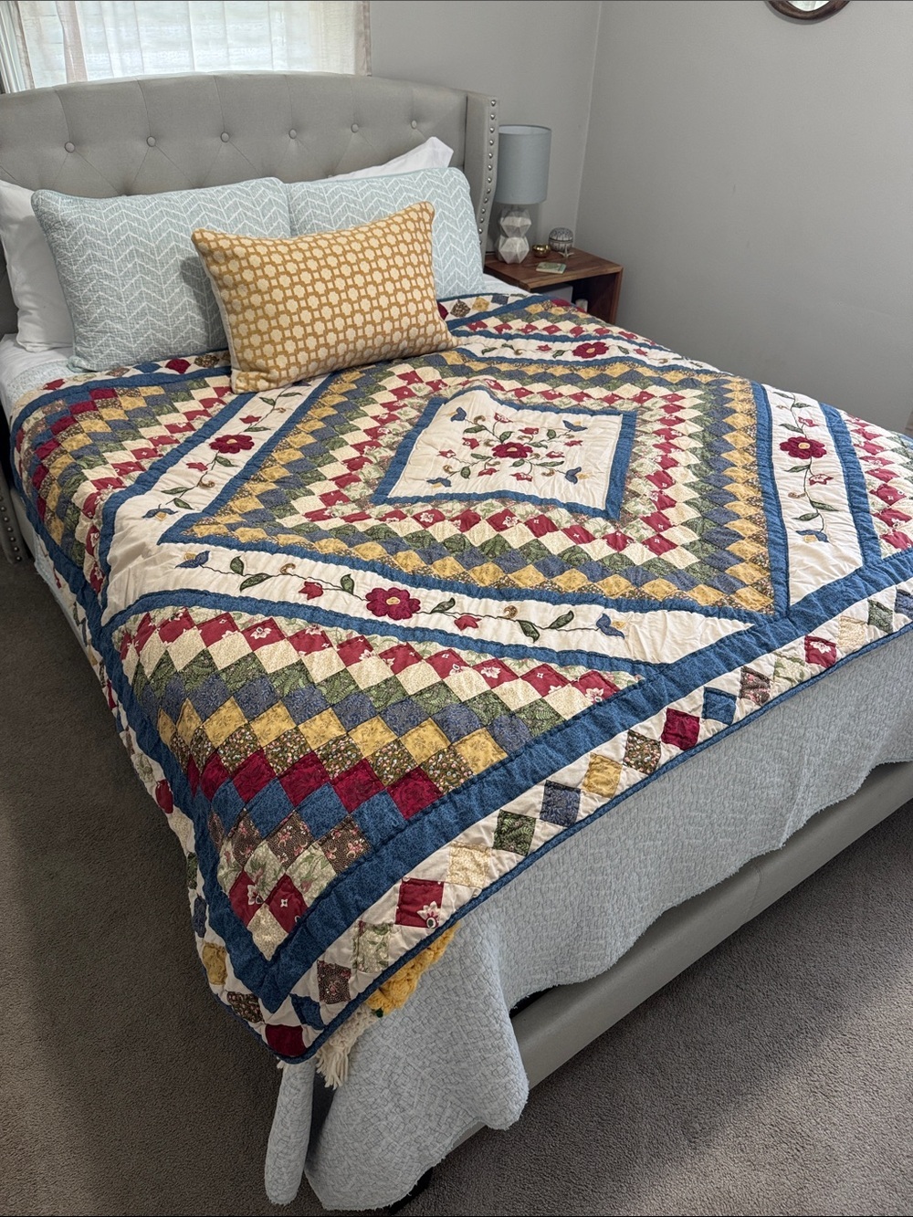 HANDMADE FLORAL VINTAGE-Inspired Patchwork Quilt - euc